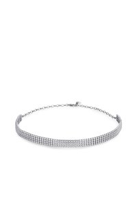 Collana a choker in argento con più file di piccole gemme scintillanti e una chiusura a catena regolabile su uno sfondo bianco.