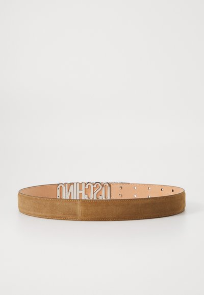 Kohvade nahast vöö, mis on sileda pinnaga, metallist logo pandlaga ja mitme regulaarselt paigutatud auguga, et seda kohandada.