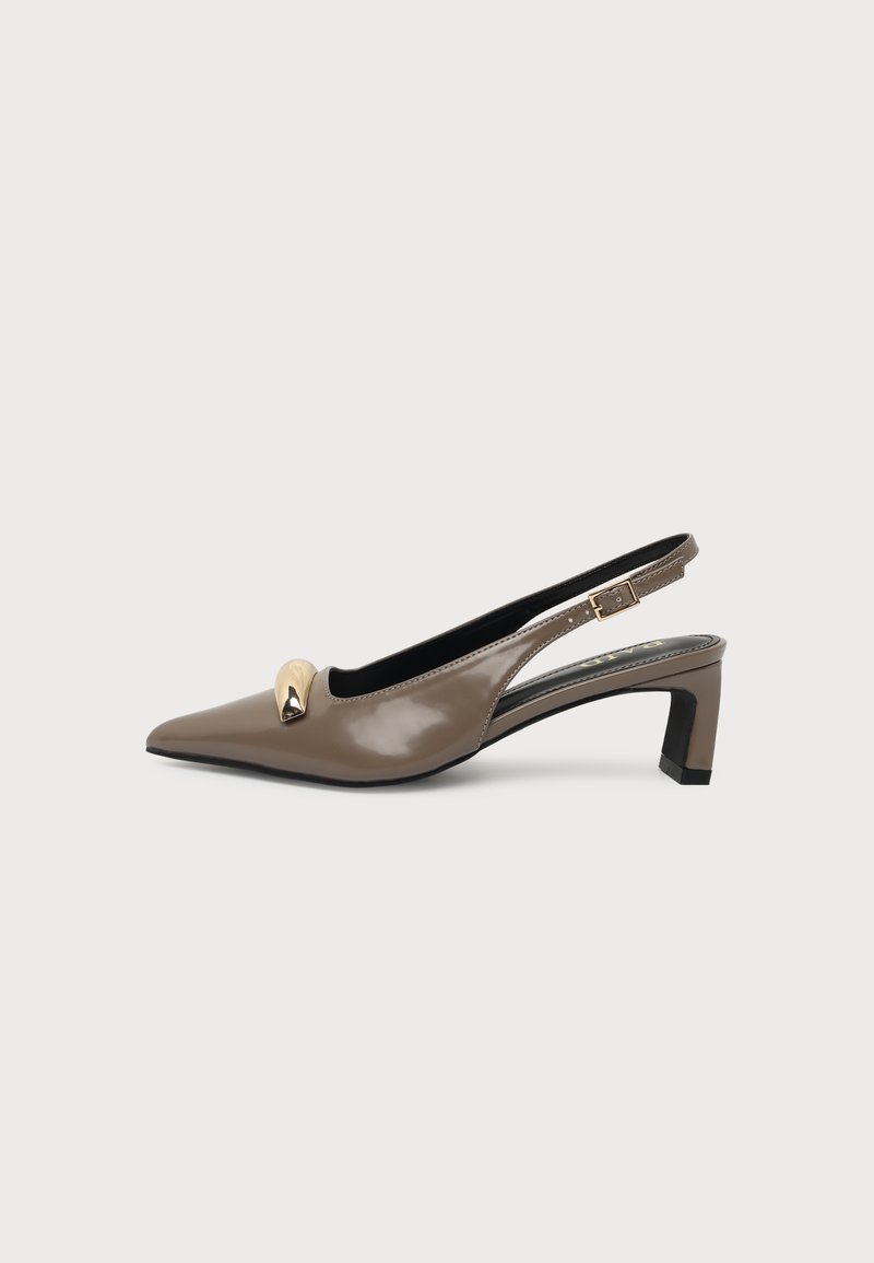 Escarpin slingback en cuir verni marron avec bout pointu, petit talon bloc, bride à boucle dorée et accent décoratif doré sur le dessus.