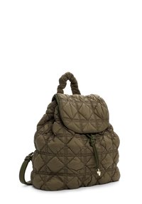 Sac à dos olive matelassé avec un haut arrondi, des bretelles réglables et une fermeture à cordon. Présente un motif en diamant et un rabat plat.