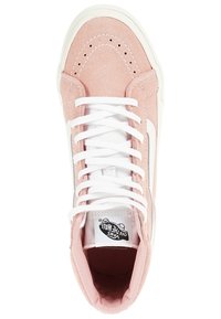 Růžové semišové vysoké tenisky s bílými tkaničkami, bílým bočním pruhováním a perforovaným detailem na špičce. Černý logo štítek na jazyku.