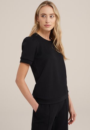Zwart T-shirt met korte mouwen en een ronde halslijn, voorzien van omgeslagen mouwen. Zacht, gestructureerd materiaal met een getailleerde pasvorm. Zijvak zichtbaar.