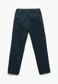 Pantalones jogger azul marino con una cintura elástica, material de algodón suave, diseño de pierna recta y un bolsillo trasero.