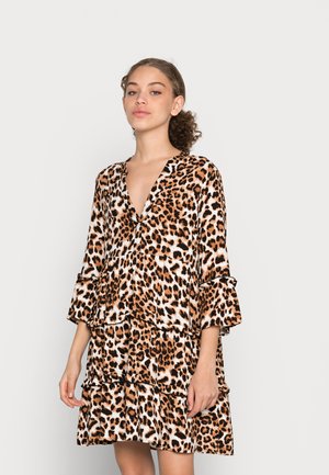 Vestido com padrão de leopardo, decote em V, mangas flare de três quartos e babados em camadas; tecido macio em tons de laranja, castanho e branco.