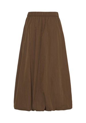 Barna színű, széles szárú, bő szabású nadrág elasztikus derékpánttal és gyűrött szövetszerkezettel, egyszínű fehér háttéren bemutatva.