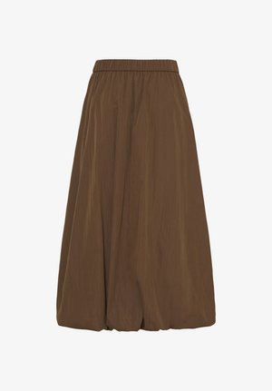 Braune weite, lockere Hose mit elastischem Bund und zerknitterter Stoffstruktur, dargestellt vor weißem Hintergrund.