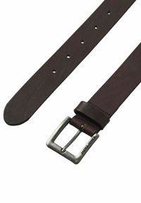Ceinture en cuir marron avec une boucle en métal argenté rectangulaire portant la marque "Jack & Jones" en relief. Comprend plusieurs trous d'ajustement.