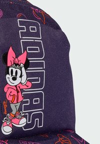 Fialová látková čepice s kreslenou postavičkou s růžovou mašlí, oblečenou v růžovém saku a šedých kalhotách, s výrazným bílým nápisem "ADIDAS."