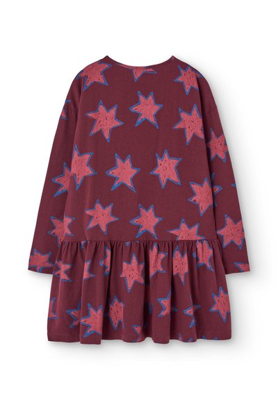Weinrotes Kleid mit langen Ärmeln und einem ausgestellten Rock, verziert mit rosa Sternen, die in Blau umrandet sind. Weiches Material mit einem gerafften Taillendesign.