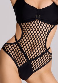 Czarny strój kąpielowy z siateczkowym wzorem i dużymi okrągłymi wycięciami, wzmocnionymi ramiączkami i usztywnionym biustem. Gładka faktura z minimalną ilością elementów metalowych.