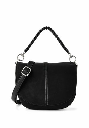 Bolso bandolera de cuero negro con asa superior trenzada, correa ajustable, hebilla plateada y costuras verticales blancas visibles en la solapa frontal.