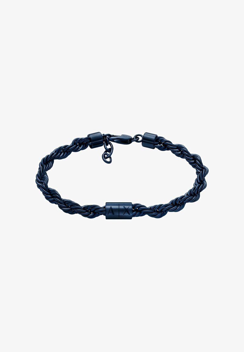 Pulseira preta trançada feita de material sintético, com uma peça central plana e retangular contendo letras gravadas "A" e "X". Inclui fecho tipo clasp.