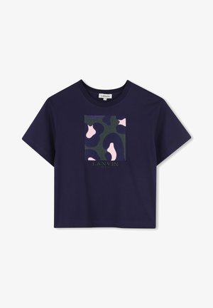 T-shirt en coton bleu marine avec un patch carré texturé présentant des motifs abstraits verts, roses et bleu foncé ; logo imprimé en dessous du patch.