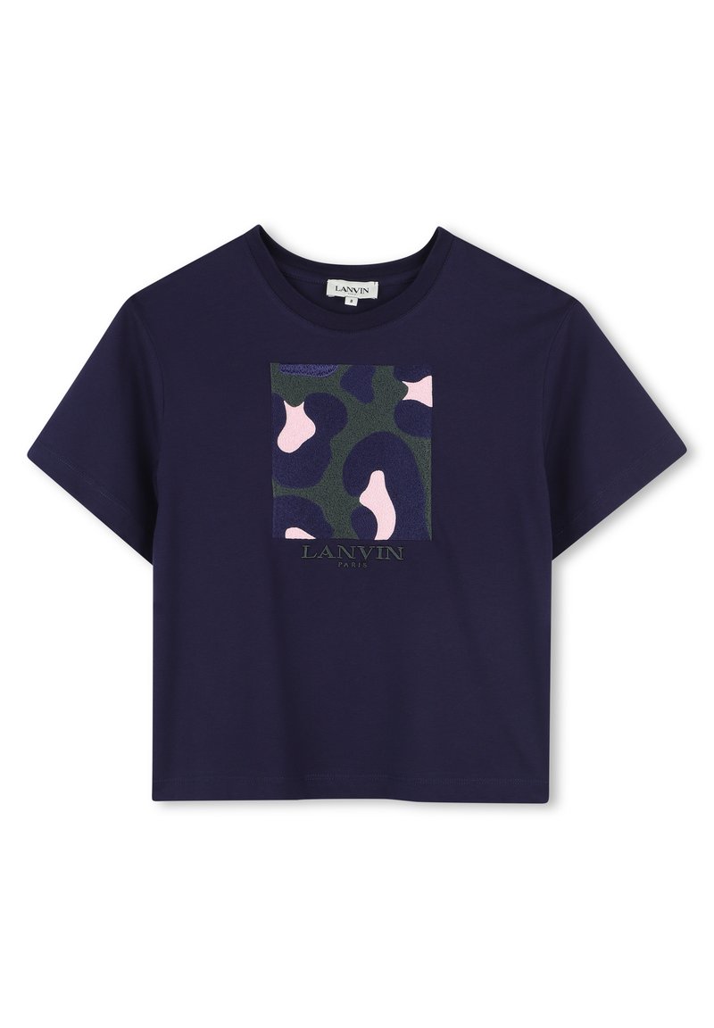 Navyblauwe katoenen t-shirt met een vierkante, gestructureerde patch met groene, roze en donkerblauwe abstracte patronen; logo gedrukt onder de patch.