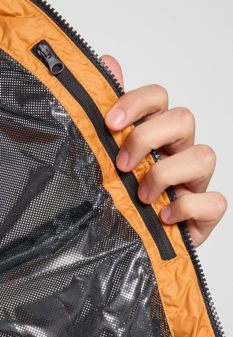 Oranger Reißverschlussbeutel mit schwarzem Futtermuster. Der Reißverschluss ist sichtbar; der Stoff ist leicht und glatt mit einem glänzenden Finish.