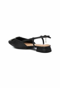 Zapato slingback negro texturizado con un tacón bajo, adornado con una decoración en la punta y una delgada correa en el tobillo.