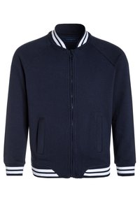 Chaqueta de color azul marino con cierre de cremallera, con cuello, puños y dobladillo de ribete a rayas blancas, que presenta dos bolsillos frontales y mangas largas.