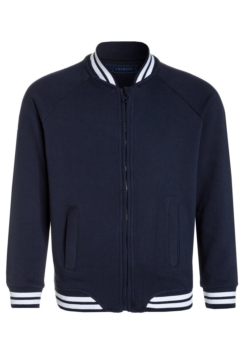 Chaqueta de color azul marino con cierre de cremallera, con cuello, puños y dobladillo de ribete a rayas blancas, que presenta dos bolsillos frontales y mangas largas.