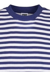 T-shirt rayé bleu marine et blanc avec un col rond. Fabriqué en coton doux, il présente des rayures horizontales de largeur uniforme.