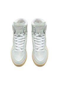 Hellblaue Ledersneaker mit weißen Akzenten, perforiertem Zehenbereich und weißen Schnürsenkeln. Verfügt über einen gepolsterten Kragen und ein Logo-Detail.