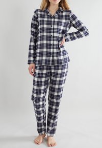 Geruite flanellen pyjama set in marineblauw, wit en grijs met een knoopsluiting shirt, lange mouwen en bijpassende broek. Zachte textuur en normale pasvorm.
