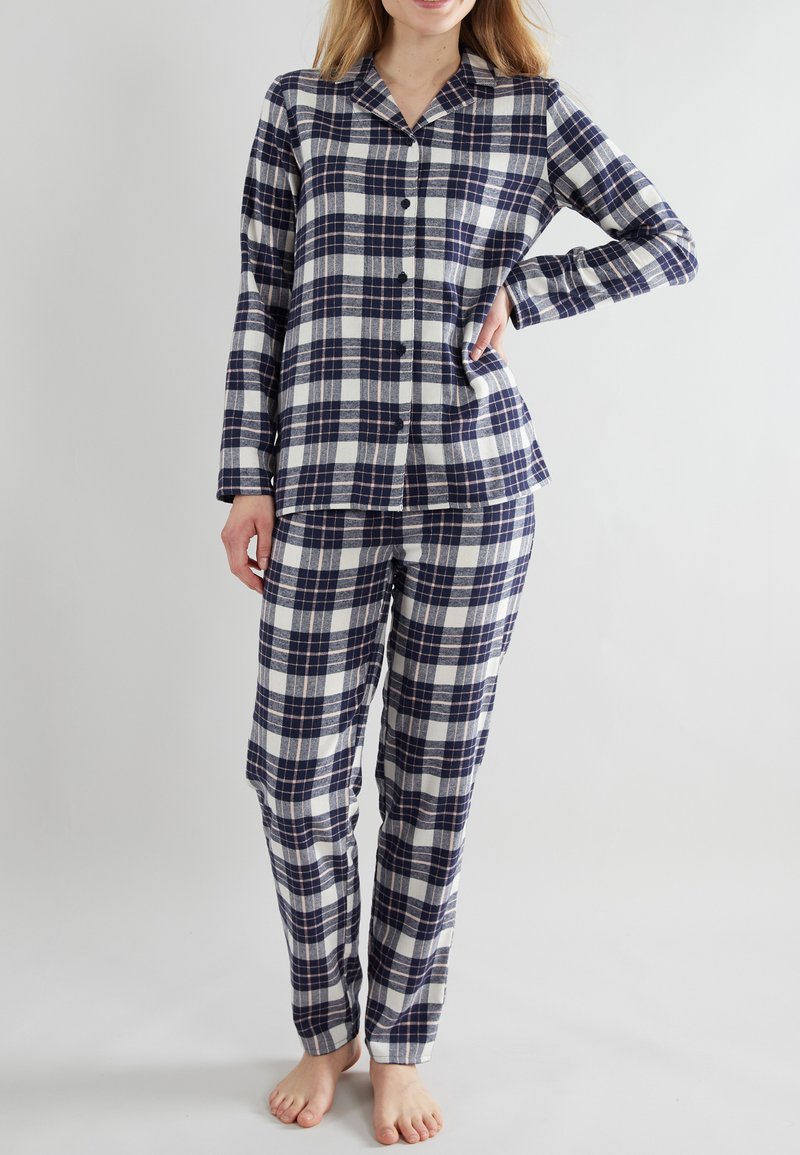 Geruite flanellen pyjama set in marineblauw, wit en grijs met een knoopsluiting shirt, lange mouwen en bijpassende broek. Zachte textuur en normale pasvorm.