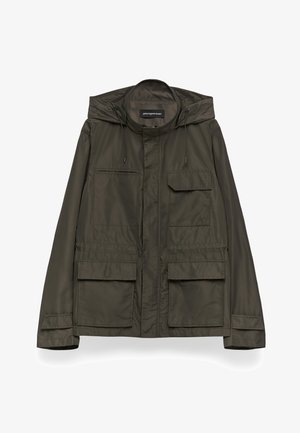 Giacca con cappuccio verde oliva scuro, dotata di quattro tasche frontali, chiusura con zip e bottoni a pressione, e cordini regolabili sul cappuccio.