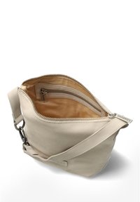 Borsa a tracolla in pelle beige con chiusura a zip, superficie texturizzata e interno morbido. Include una tasca interna con zip e una tracolla regolabile.