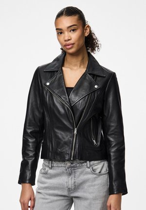 Chaqueta de cuero negra estilo biker con cuello con muescas, cremallera asimétrica y herrajes en plata. Presenta un diseño ajustado con dos bolsillos frontales.