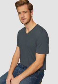 s.Oliver MIT LOGO UND V-AUSSCHNITT - T-shirt basic - schiefergrau
