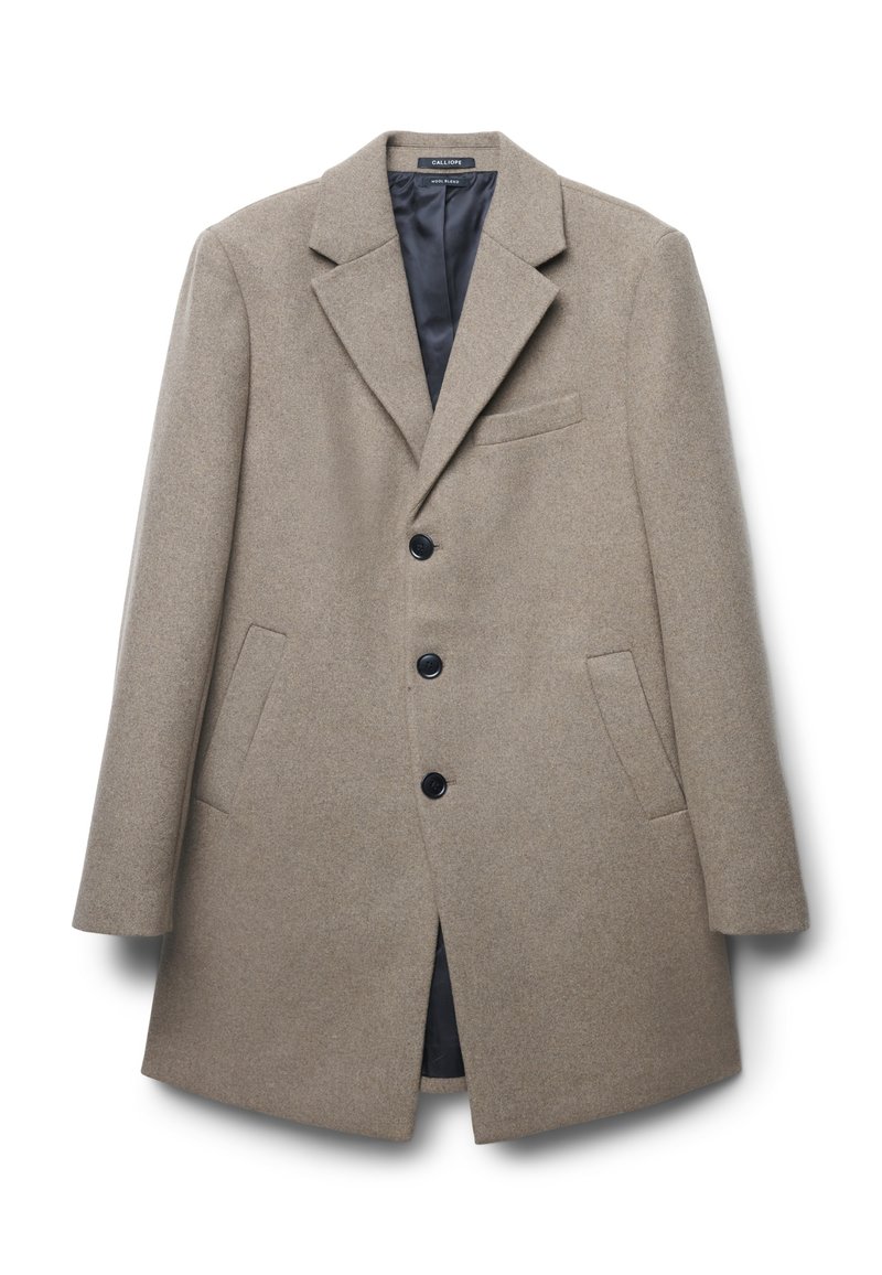 Cappotto di lana beige con un design strutturato, maniche lunghe, rever a punta, tre bottoni neri, due tasche laterali e una foderatura scura e liscia.