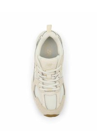 Cremefarbene Sneaker mit einem Mesh-Obermaterial, Wildlederakzenten und einer Schnürsenkeldesign. Funktionen ein Logo auf der Zunge und detaillierte Nähte.