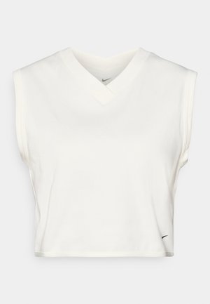 Top curto sem mangas branco com decote em V, feito de tecido macio. Apresenta o logótipo da Nike em cinza discreto no lado inferior esquerdo.