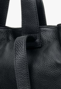 Zwarte leren handtas met een gestructureerde afwerking, met korte handvatten en een slouchy ontwerp. Stevige constructie met zichtbare stiksels.