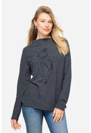 Maglione lungo grigio scuro a maniche lunghe con scollatura alta e grafica di un pinguino. Tessuto misto cotone, vestibilità casual e aspetto leggermente testurizzato.