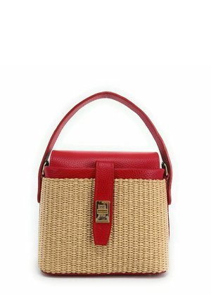 Sac à main rouge et beige avec une forme structurée, une texture tissée, des accents en cuir et un fermoir doré. Équipé d'une poignée supérieure pour le transport.