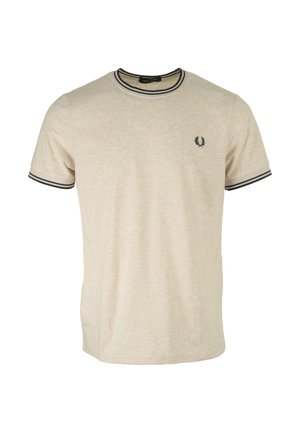 Korte mouwen beige t-shirt gemaakt van zacht materiaal. Kenmerkt zich door een geribbelde ronde hals en zwarte gestreepte accenten op de mouwen en kraag. Klein logo op de borst.