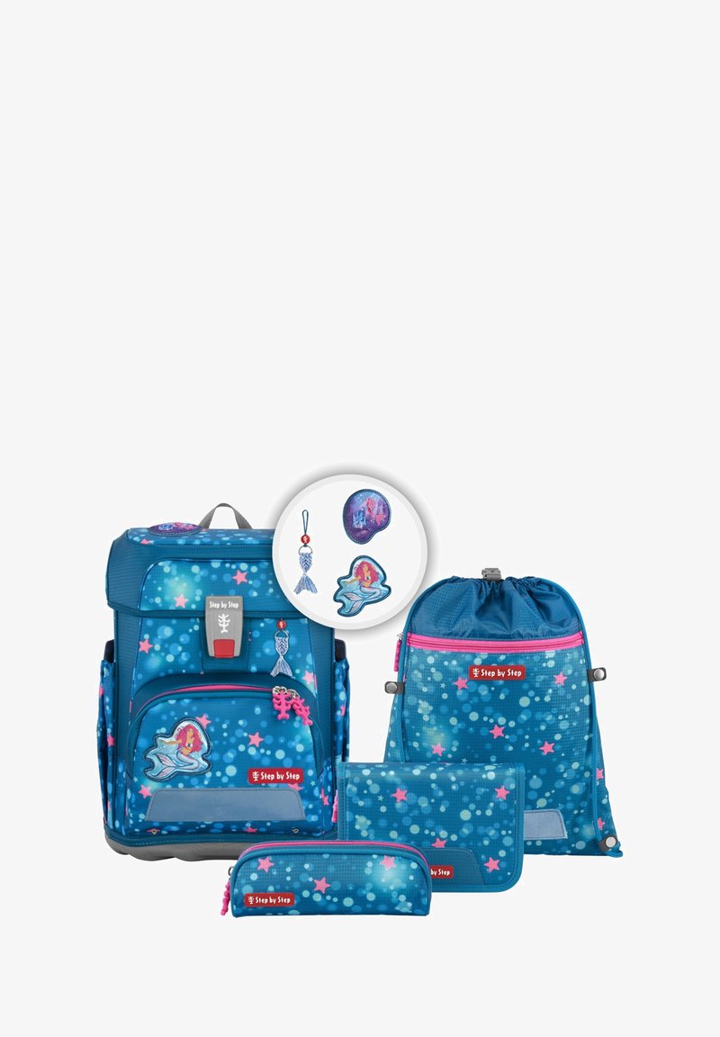 Set di zaini scolastici blu con motivi stellati, dettagli rosa e toppe a tema marino. Include uno zaino, una borsa a sacco e un astuccio.
