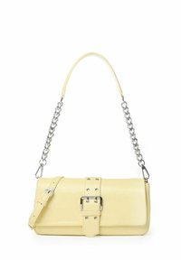 Borsa a tracolla in pelle gialla con forma rettangolare, caratterizzata da un dettaglio con fibbia e una tracolla in catena argentata. Texture liscia e tracolla removibile.