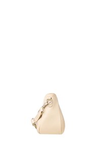 Borsa in pelle beige con forma triangolare arrotondata e superficie testurizzata. Presenta una chiusura in metallo argentato e una tracolla regolabile.