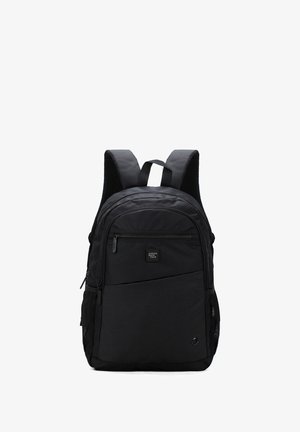 Zaino nero realizzato in tessuto resistente, con spallacci regolabili e imbottiti, molteplici scomparti con cerniera e tasche laterali in rete.