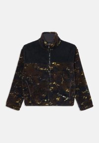 Fleecová bunda v čiernej a hnedej farbe s tie-dye vzorom, vysokým golierom, plným zipsom a bočnými vreckami. Textúrovaná tkanina s jemným povrchom.