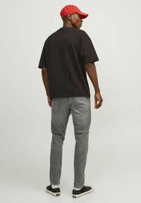 Jack & Jones JJIERIK JJCOOPER BREAKS - Vaqueros tapered - grey denim