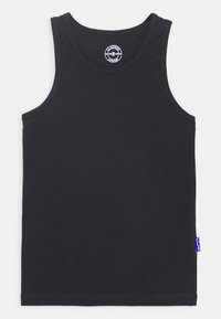 Czarny t-shirt bez rękawów wykonany z bawełny, z okrągłym dekoltem i małą fioletową metką w lewym dolnym rogu.