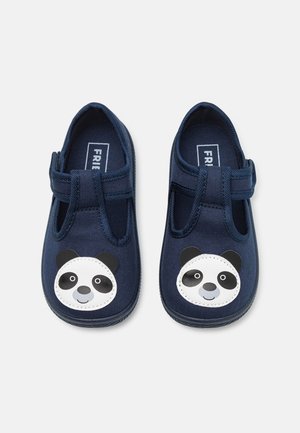 Chaussures pour enfants bleu marine avec motifs visage de panda sur les orteils et velcros pour fermeture, vues de dessus sur fond blanc.