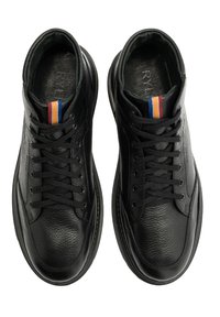 Czarne skórzane sneakersy o teksturowanym wykończeniu, okrągłym nosku i czarnych sznurówkach. Posiadają kolorowy pasek akcentujący na języku. Płaska gumowa podeszwa.