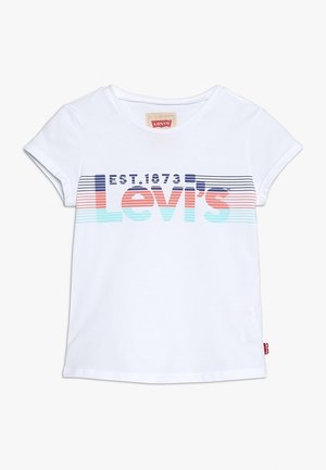 Hvid T-shirt med korte ærmer, med flerfarvede horisontale striber og "EST. 1873 Levi's" trykt henover brystet i blå, rød og blågrøn.