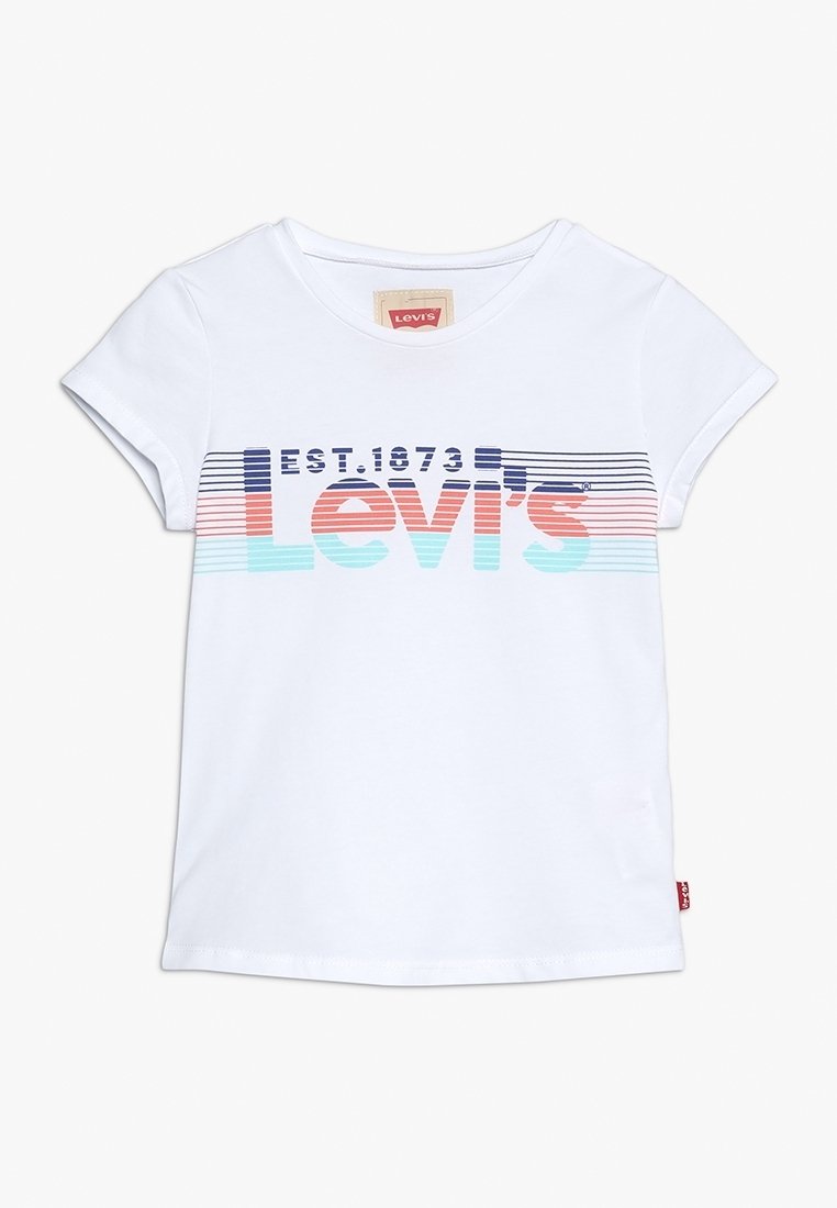 Maglietta bianca a maniche corte con strisce orizzontali multicolori e la scritta "EST. 1873 Levi's" stampata sul petto in blu, rosso e teal.