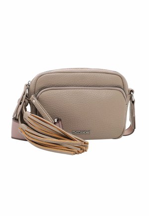 Lille taupe læder crossbody taske med front lynlåslomme, kvast detalje, justerbar rem og "EMILY & NOAH" logo foran.