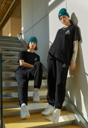 WINCENT WEISS BASIC - Tracksuit bottoms - black